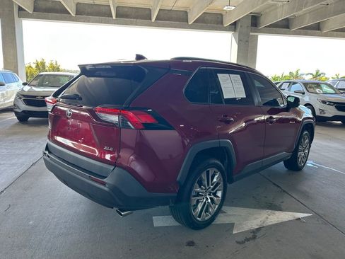 Used 2020 Toyota RAV4 XLE Premium image 5