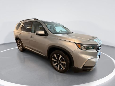 Used 2024 Honda Pilot Touring image 1