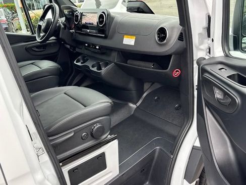 Used 2025 Mercedes-Benz Sprinter 2500 image 26