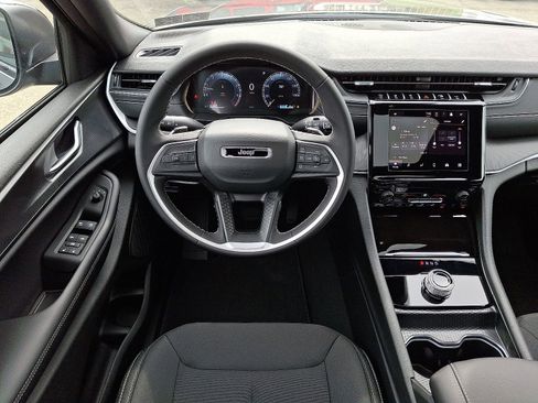 New 2025 Jeep Grand Cherokee Laredo w/ MOPAR Finishing Package AWD/4WD image 9