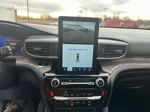 Used 2024 Ford Explorer Platinum w/ Technology Package image 17