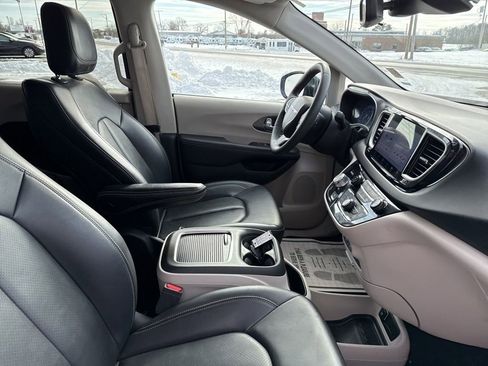Used 2024 Chrysler Pacifica Touring-L image 28