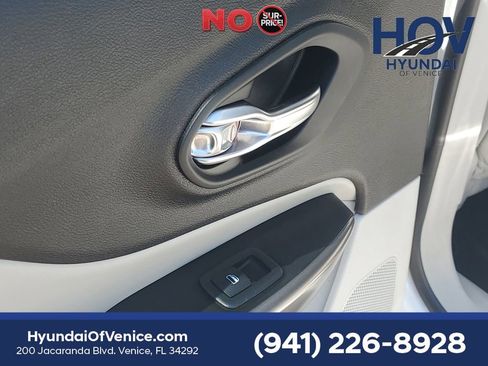 Used 2019 Jeep Cherokee Limited FWD image 16