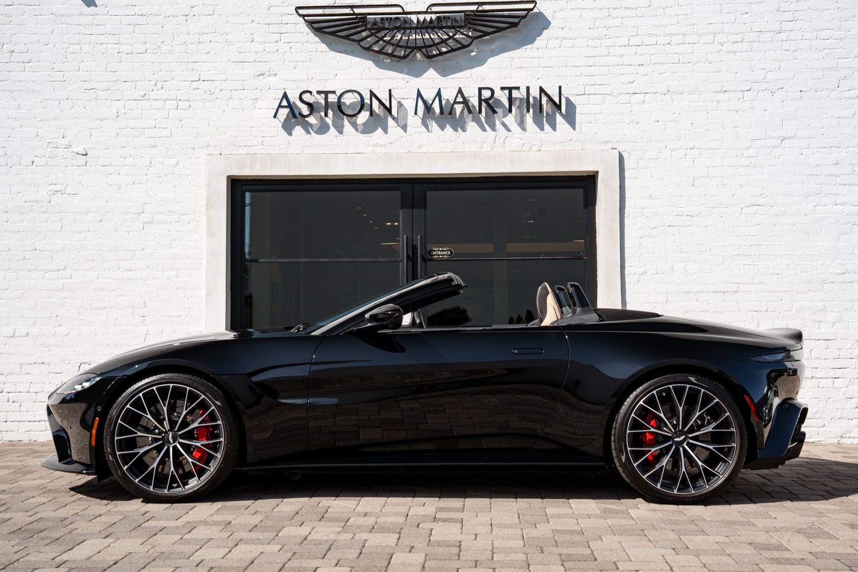 Used 2023 Aston Martin V8 Vantage Roadster RWD image 18