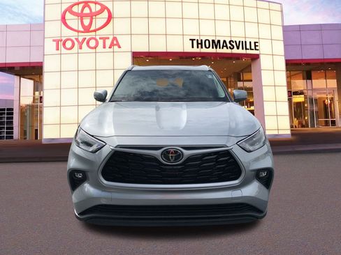 New 2024 Toyota Highlander XLE FWD image 2