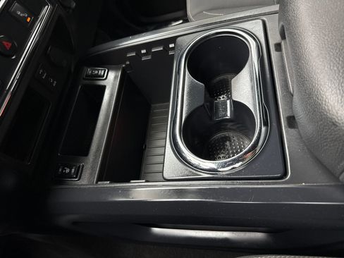 Used 2018 Nissan Titan SV w/ SV Convenience Package RWD image 30