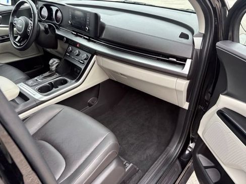 Used 2024 Kia Carnival LX FWD image 29