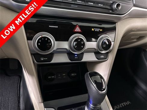 Used 2019 Hyundai Elantra SE image 14