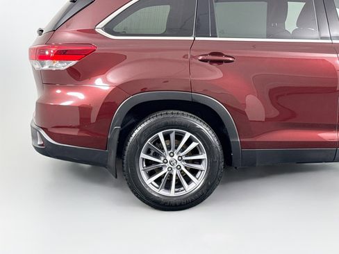 Used 2019 Toyota Highlander XLE AWD/4WD image 43