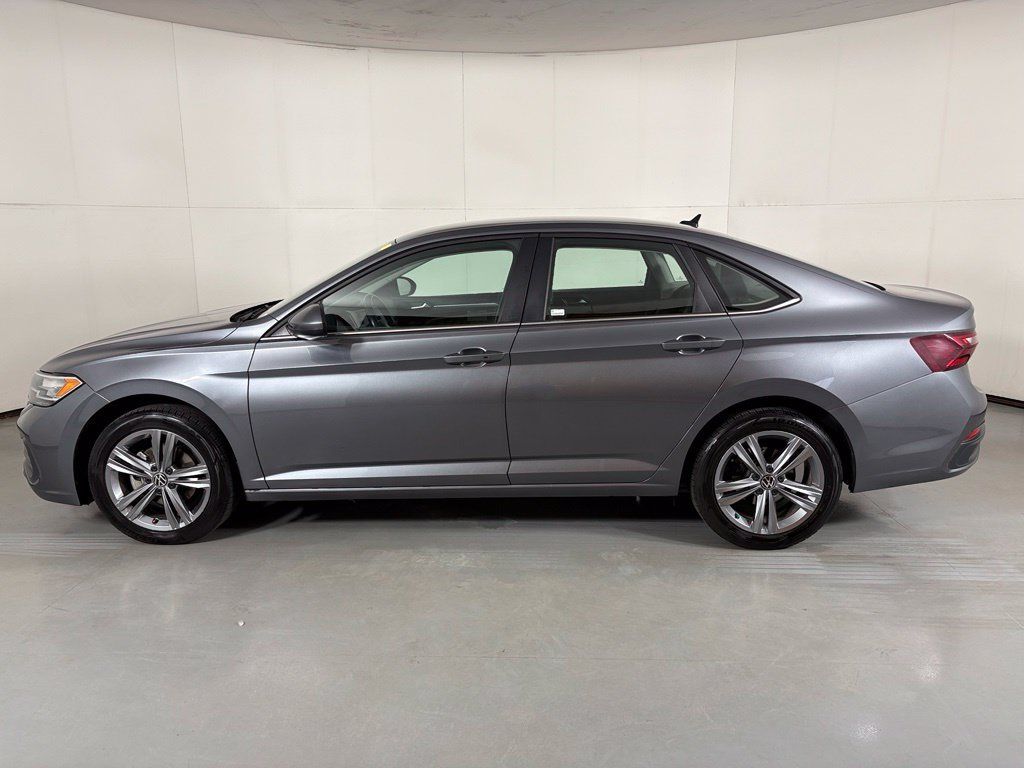 Used 2024 Volkswagen Jetta SE FWD image 5