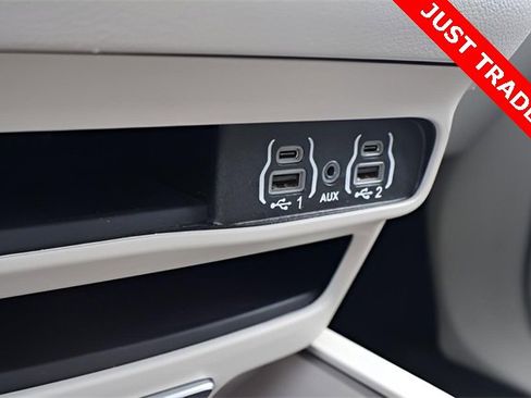 Used 2024 Chrysler Pacifica Touring-L image 37