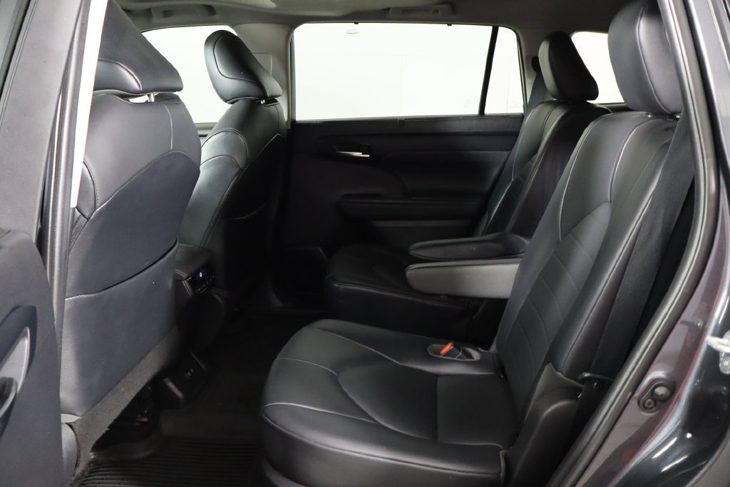 Used 2021 Toyota Highlander XLE FWD image 16