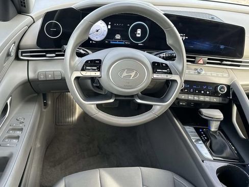 Used 2025 Hyundai Elantra SEL image 17