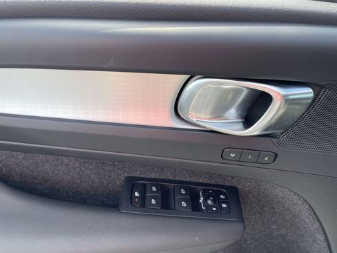 Used 2024 Volvo XC40 B5 Core image 24