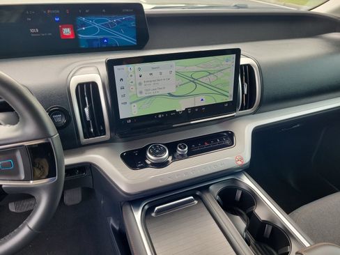 Certified 2025 Ford Expedition Active AWD/4WD image 25