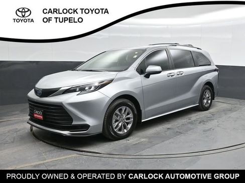 Used 2025 Toyota Sienna LE image 8