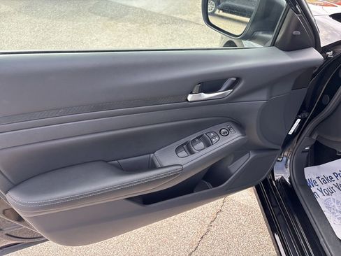 Used 2025 Nissan Altima 2.5 SV FWD image 22