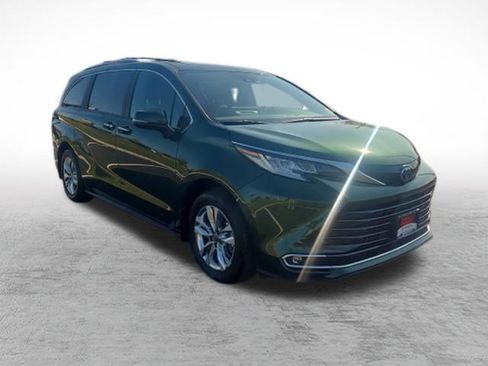Used 2025 Toyota Sienna Limited image 3