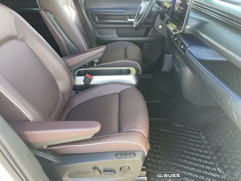 Certified 2025 Volkswagen ID. Buzz Pro S image 9