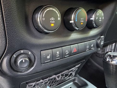Used 2017 Jeep Wrangler Unlimited Rubicon w/ Connectivity Group AWD/4WD image 19