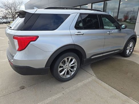 Used 2020 Ford Explorer XLT w/ Equipment Group 202A image 6