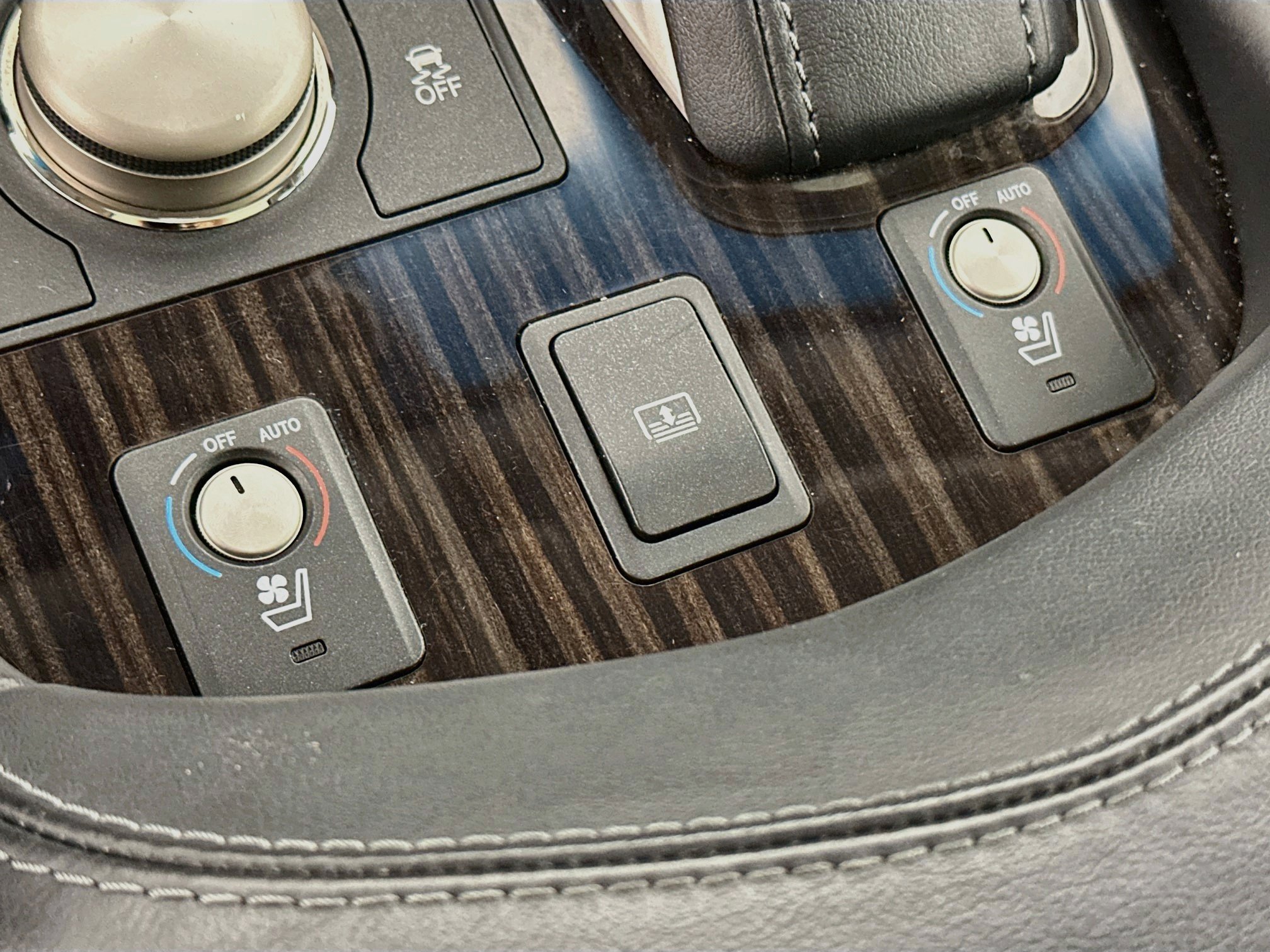 Used 2016 Lexus LS 460 w/ Comfort Package RWD image 26
