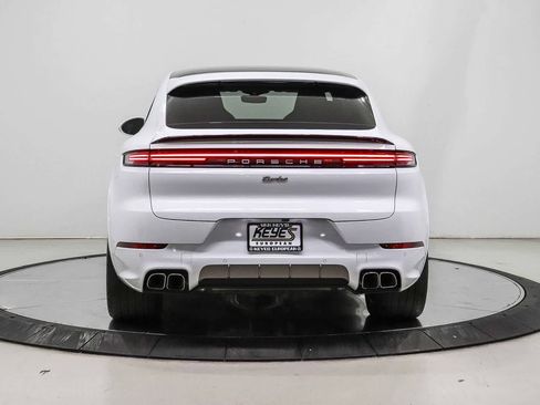 Used 2025 Porsche Cayenne Turbo AWD/4WD image 3
