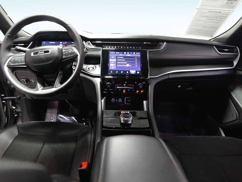 Used 2025 Jeep Grand Cherokee Altitude image 13