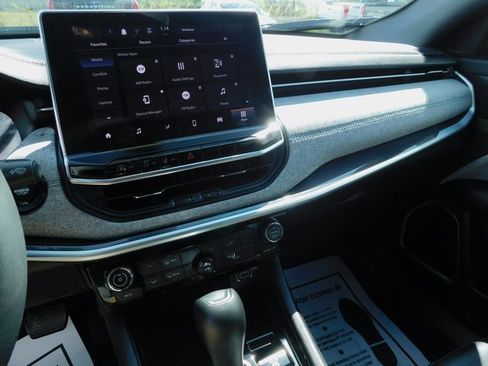 Used 2024 Jeep Compass Latitude image 25