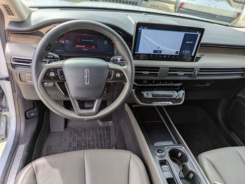 Used 2025 Lincoln Corsair Reserve image 11