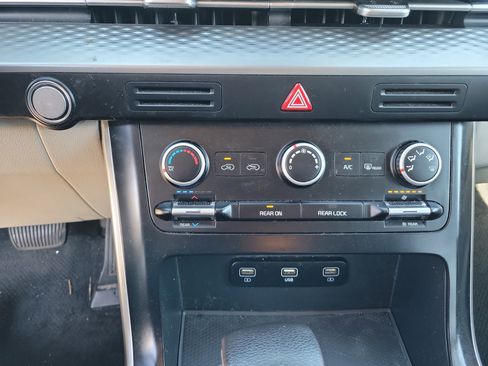 Used 2023 Kia Carnival LX image 15