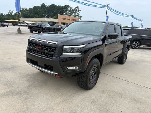 Used 2026 Nissan Frontier PRO-4X AWD/4WD image 2