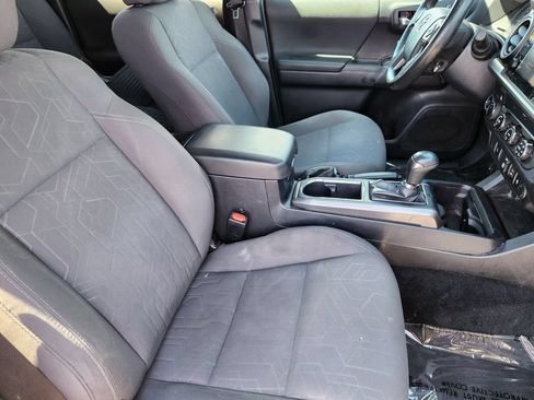 Used 2019 Toyota Tacoma TRD Off-Road AWD/4WD image 5