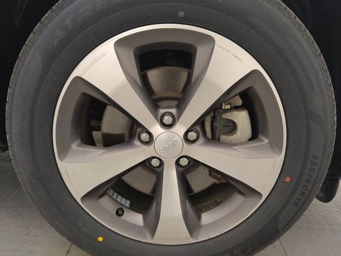 Used 2020 Jeep Cherokee Limited image 31