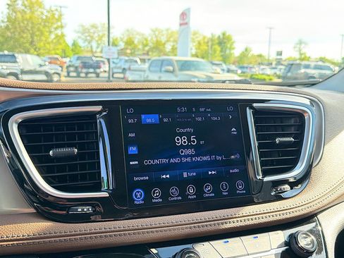 Used 2017 Chrysler Pacifica Limited w/ Advanced Safetytec Group FWD image 11