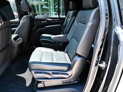 Used 2021 Cadillac Escalade ESV Premium Luxury AWD/4WD image 34