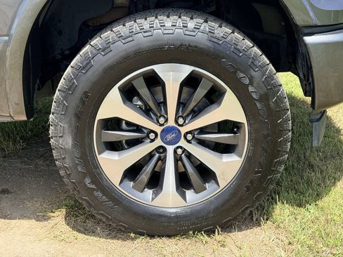 Used 2017 Ford F150 Platinum w/ Equipment Group 701A Luxury AWD/4WD image 31