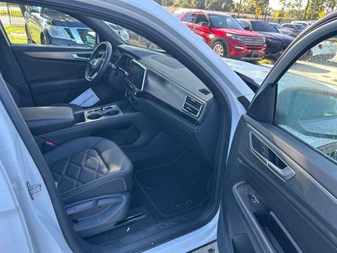 Used 2024 Volkswagen Atlas Cross Sport SE FWD image 9
