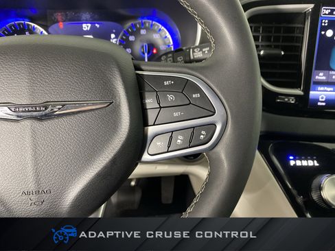Used 2023 Chrysler Pacifica Touring-L image 23