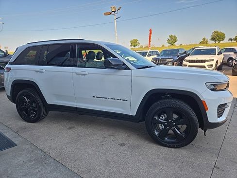 New 2025 Jeep Grand Cherokee Altitude image 12