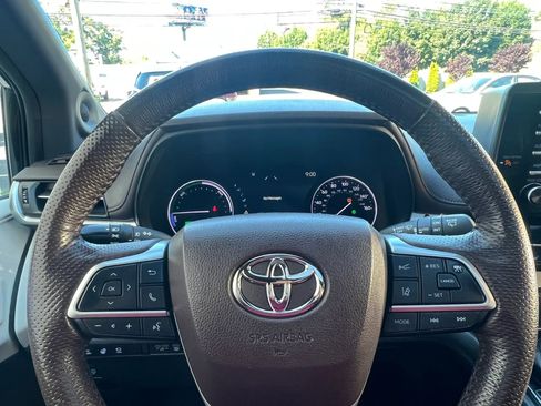 Used 2022 Toyota Sienna Platinum AWD/4WD image 22