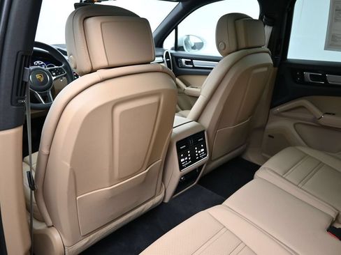 Certified 2023 Porsche Cayenne Platinum Edition AWD/4WD image 8
