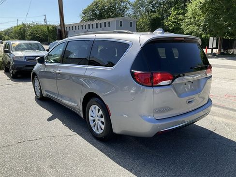 Used 2017 Chrysler Pacifica Touring-L FWD image 7