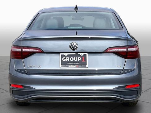 Used 2024 Volkswagen Jetta SE FWD image 5