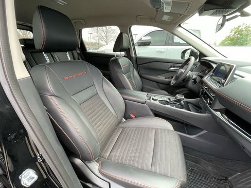 Used 2025 Nissan Rogue SV image 31