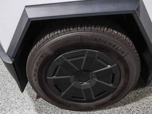 Used 2024 Tesla Cybertruck AWD Crew Cab image 11