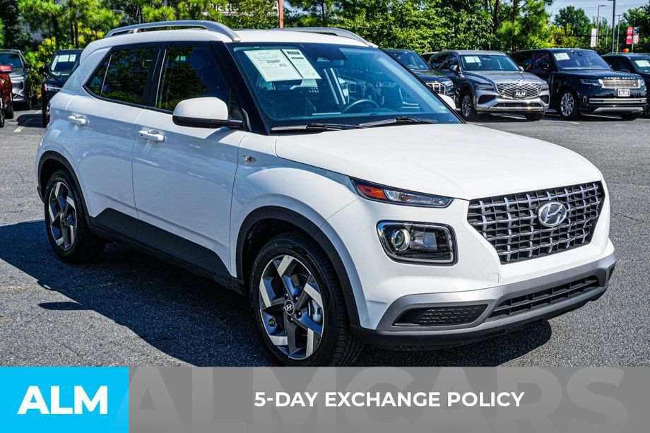 Used 2025 Hyundai Venue SEL FWD image 3