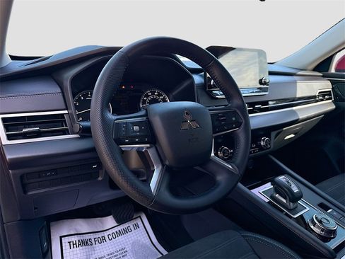 Used 2024 Mitsubishi Outlander SE image 10