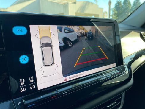 Used 2025 Volkswagen Atlas SE image 17