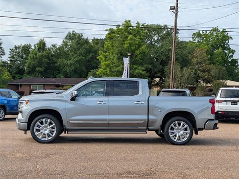 Used 2025 Chevrolet Silverado 1500 High Country AWD/4WD image 2